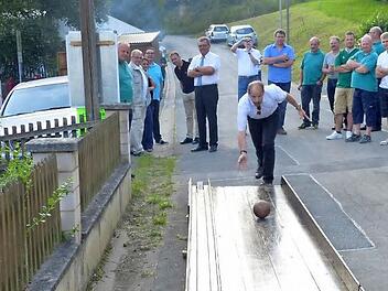 Stellvertretender Landrat Jörg Kunstmann erwies sich im Promiteam auf der Holzbahn als talentierter Kegler. Fotos: Klaus-Peter Wulf