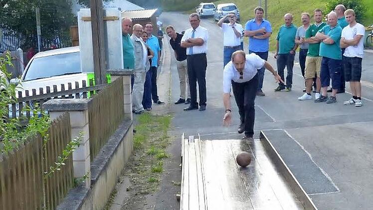 Stellvertretender Landrat Jörg Kunstmann erwies sich im Promiteam auf der Holzbahn als talentierter Kegler. Fotos: Klaus-Peter Wulf