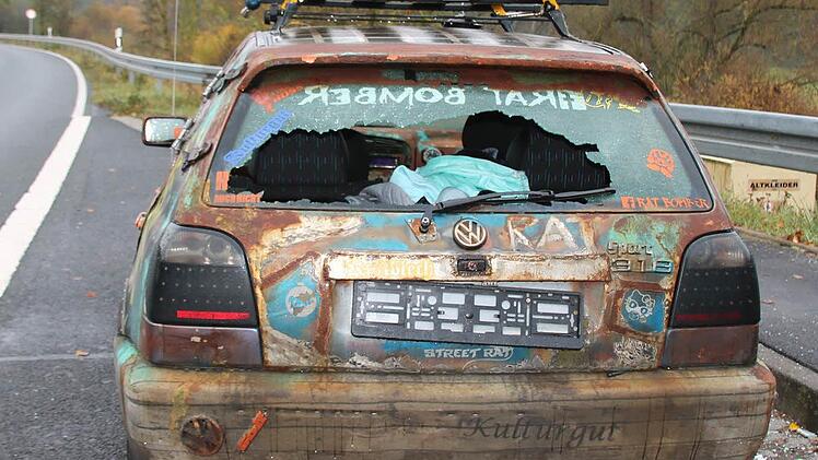 An ein Kunstobjekt erinnert das Fahrzeug, das bei Euerdorf neben der Bundesstraße steht. Die Polizei hat es aus dem Verkehr gezogen, nun hoffen die Beamten auf eine baldige Beseitigung. Foto: Ralf Ruppert