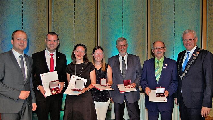 Fünf verdiente Kissinger wurden von Eisenstadts Bürgermeister Thomas Steiner (rechts) mit dem Ehrenzeichen der Stadt geehrt; (im Bild von links) Vizebürgermeister Istvan Deli (Eisenstadt), zweiter Bürgermeister Anton Schick, Liane Keßler, Katrin Albert, Otto Funck und Norbert Koloczek für Jenny Gräf (alle Bad Kissingen)