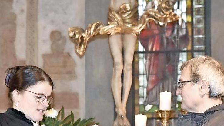 Die Pfarrerin Claudia Winterstein überreichte ein Geschenk an Wolfgang Knauer. Er ist seit 30 Jahren in der Kirchengemeinde tätig - und auch weiterhin. Foto: Gerold Snater