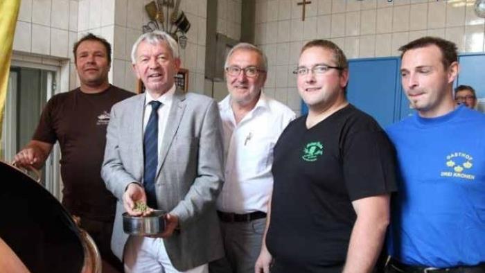 Ob beim Bierbrauen oder beim Kickern: Johann Kalb macht im Jahresbericht stets eine gute Figur. Foto: Landratsamt