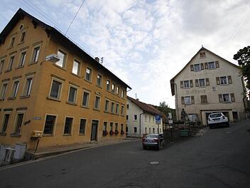 Der Marktplatz Egloffstein mit dem sanierungsbedürftigen BdK-Haus (Sozialwerk Bund Deutscher Kriegsopfer)   und dem alten Rathaus Reinhard Löwisch