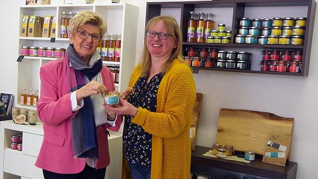 B&uuml;rgermeisterin Gabriele Weber (links) kostet mit der Produktionsleiterin Silvia Hummel die neue Senfkreation "Dunnerkeil-Fl&ouml;&szlig;ersenf" mit Meerrettich-Geschmack.  Foto: Heike Sch&uuml;lein