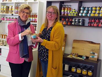 Bürgermeisterin Gabriele Weber (links) kostet mit der Produktionsleiterin Silvia Hummel die neue Senfkreation "Dunnerkeil-Flößersenf" mit Meerrettich-Geschmack.  Foto: Heike Schülein