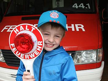 Simon Herold möchte Menschen helfen. Deshalb will der Achtjährige unbedingt bei der neuen Kinderfeuerwehr mitmachen. Fotos: Sonja Adam