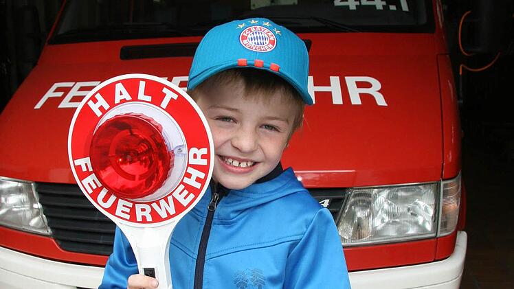 Simon Herold möchte Menschen helfen. Deshalb will der Achtjährige unbedingt bei der neuen Kinderfeuerwehr mitmachen. Fotos: Sonja Adam