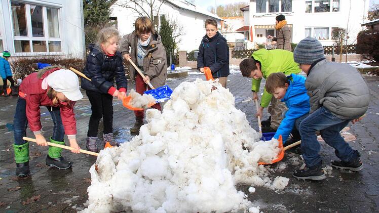 In Wiesenthau kamen die neuen Schneeschaufeln erstmals zum Einsatz. Foto: Josef Hofbauer
