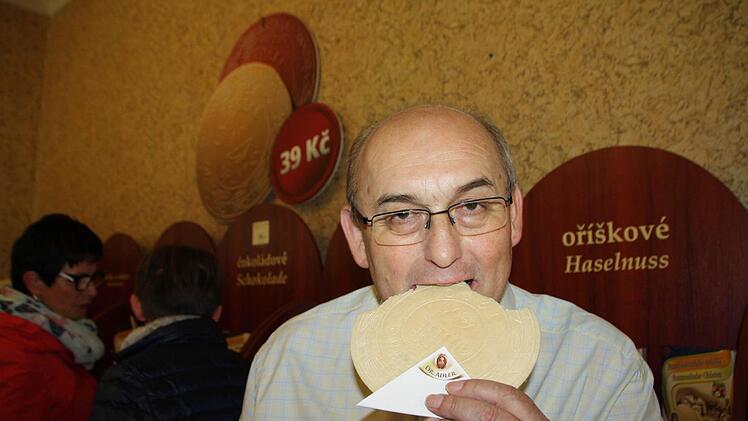 Stellvertretender Landrat Alfred Schrenk mit einer Oblate. Foto: Ralf Ruppert