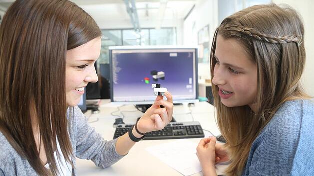 Am Girls&lsquo; Day bei Brose zeigt die angehende technische Produktdesignerin Isabell Stammberger (links) mit Hilfe des computergest&uuml;tzten Konstruktionsprogramms (CAD) der 14-j&auml;hrigen Lilly H&ouml;hn, wie Produkte virtuell entstehen.Foto: Katja Herrmann