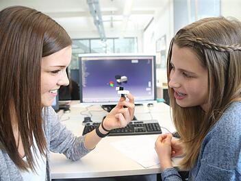 Am Girls&lsquo; Day bei Brose zeigt die angehende technische Produktdesignerin Isabell Stammberger (links) mit Hilfe des computergest&uuml;tzten Konstruktionsprogramms (CAD) der 14-j&auml;hrigen Lilly H&ouml;hn, wie Produkte virtuell entstehen.Foto: Katja Herrmann