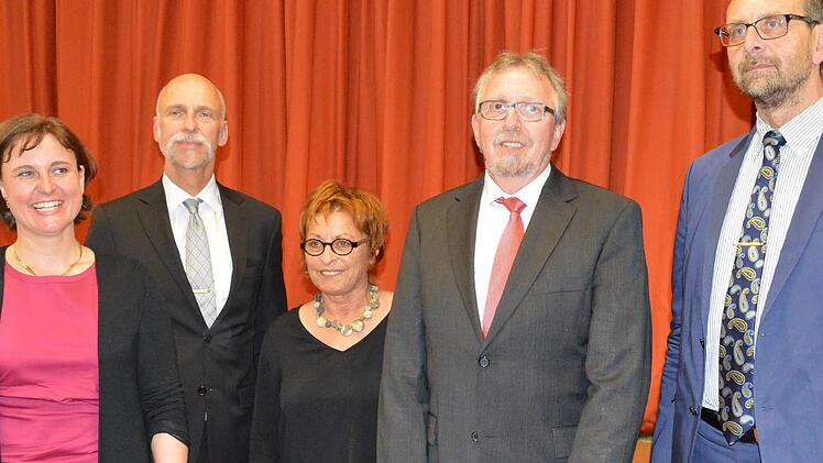 Gruppenfoto, vl. Konrektorin Beate Gründel, OB Kay Blankenburg, Birgit Elsässer, RSD Andreas Elsässer und MB Karl-Heinz Lamprecht. Foto: Arthur Stollberger
