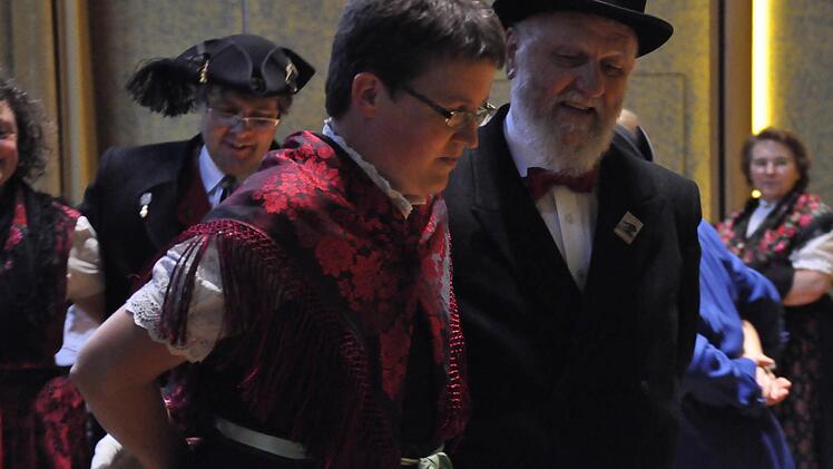 Typische fränkische Figuren- und Rundtänze zeigte die Trachtenvolkstanzgruppe des Rhönklubs Bad Kissingen.  Fotos: Peter Klopf