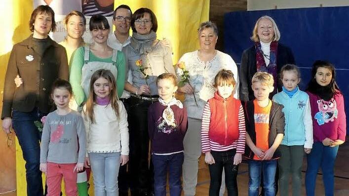 Kiwanis-Präsidentin Anja Gimpel-Henning, die beiden Darstellerinnen Sonja Welter und Susi Bloss, die Spender Michael Groh und Silke Rosenbusch, Kiwanis-Sekretär Petra Rehm, Schulleiterin Heidi Koblofsky (von links) und einige Kinder der Max-Hundt-Schule freuen sich auf das Theaterstück. Foto: Dieter Hübner