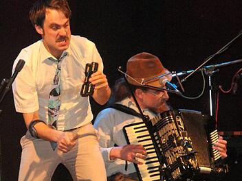 Der Landwirt Maximilian Eder bei seinem Solo auf dem Akkordeon, rhythmisch begleitet von Simon Schorndanner (links).