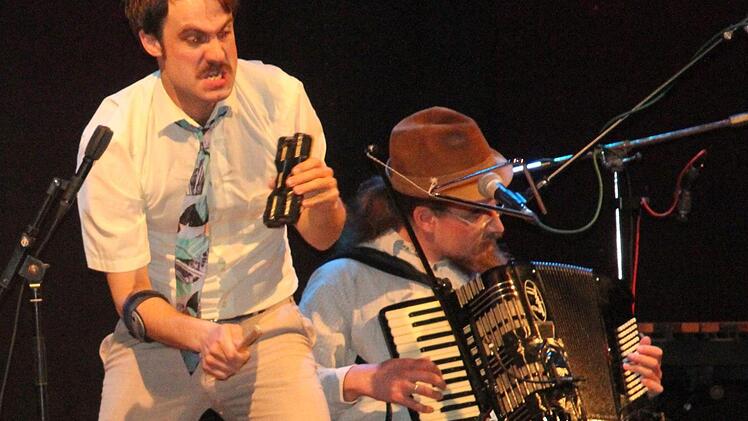 Der Landwirt Maximilian Eder bei seinem Solo auf dem Akkordeon, rhythmisch begleitet von Simon Schorndanner (links).