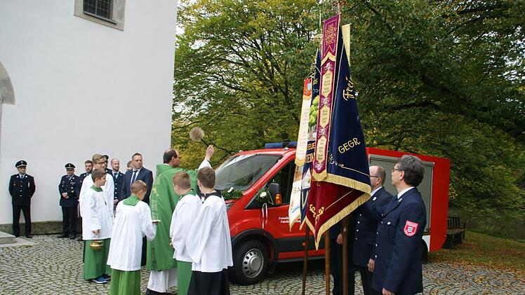 Pfarrer Kurt Wolf spendete dem neuen Tragkraftspritzenfahrzeug der FFW Fabrikschleichach nach dem Erntedankgottesdienst den kirchlichen Segen.