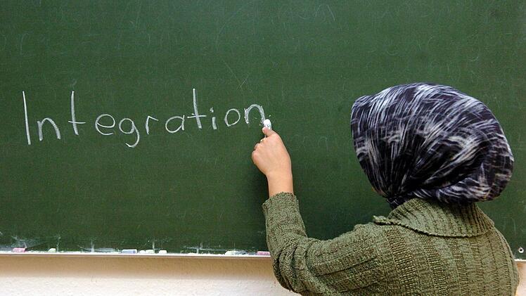 In Ludwigsstadt ist das Thema Integration weiterhin eine Herausforderurung - vor allem für die wenigen, stark belasteten  ehrenamtlichen Helfer. Symbolbild: Patrick Lux/dpa