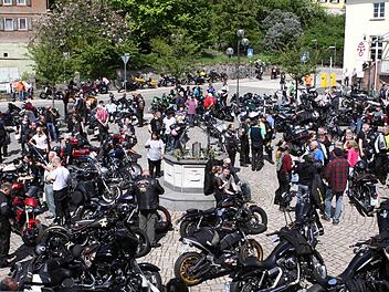 Der Rathausvorplatz von Bad Brückenau war gut gefüllt beim Bikertreffen mit Motorradsegnung. Darüber hinaus suchten viele schattige Plätze in den angrenzenden Straßen. Thomas Dill