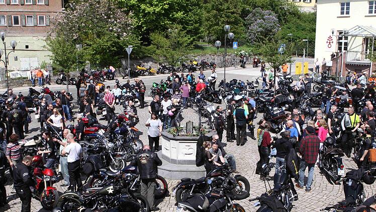Der Rathausvorplatz von Bad Brückenau war gut gefüllt beim Bikertreffen mit Motorradsegnung. Darüber hinaus suchten viele schattige Plätze in den angrenzenden Straßen. Thomas Dill