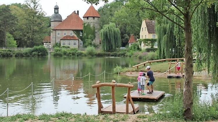 Mutige "Piraten" wagen eine Fahrt auf dem Flo&szlig; &uuml;ber den Schlossteich.  Fotos: Svenja Sollmann