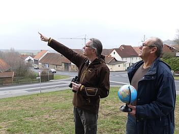Sternenführer der Nacht: Joachim Schneider (links) und Michael Pinato  informieren im Sternenpark Rhön. Foto: Marion Eckert