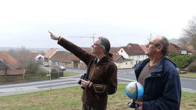Sternenführer der Nacht: Joachim Schneider (links) und Michael Pinato  informieren im Sternenpark Rhön. Foto: Marion Eckert