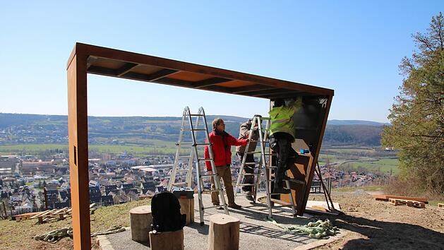 Stadtbaumeister Detlef Mohr (von links) hat gestern mit den beiden Schlossern Fabian Herold und Christian Seufert letzte Details für die Montage der Hörstationen durchgesprochen. Vier solcher Unterstände aus Corten-Stahl entstehen hoch über der Stadt. Foto: Ralf Ruppert
