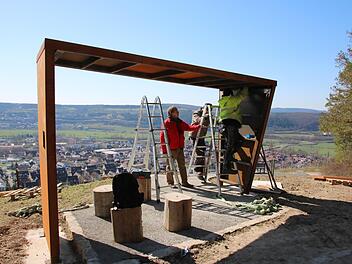 Stadtbaumeister Detlef Mohr (von links) hat gestern mit den beiden Schlossern Fabian Herold und Christian Seufert letzte Details für die Montage der Hörstationen durchgesprochen. Vier solcher Unterstände aus Corten-Stahl entstehen hoch über der Stadt. Foto: Ralf Ruppert