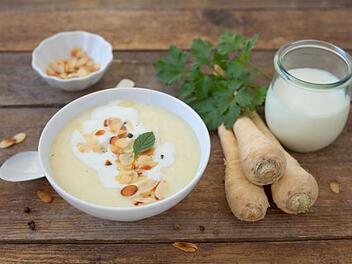 Cremige Petersilienwurzelsuppe