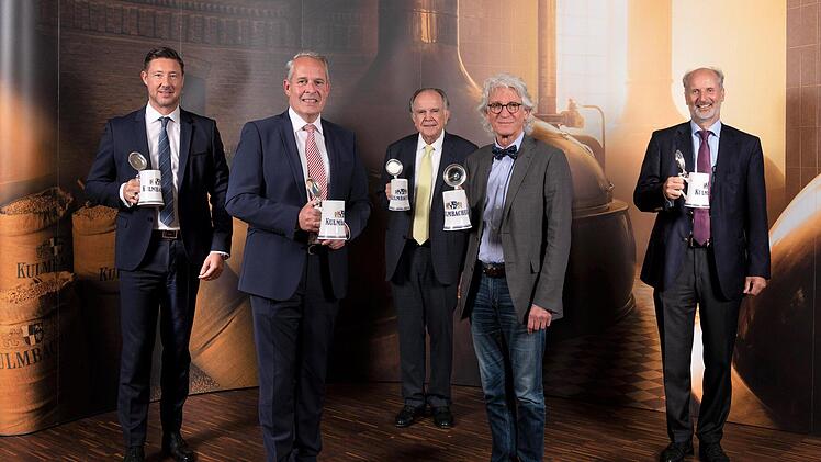 Klaus N. Naeve (Zweiter von rechts) ist aus dem Aufsichtsrat ausgeschieden, sein Nachfolger als Vorsitzender ist Hermann Brandstetter (rechts). Mit im Bild (von links) die Vorstände Matthias Keil und Markus Stodden sowie der stellvertretende Aufsichtsratsvorsitzende Hans Albert Ruckdeschel. Foto: Kulmbacher Brauerei