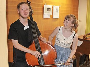 In den Klassenzimmern konnte sich der Nachwuchs mit den Lehrern, hier Henrik Schunk am Kontrabass, an verschiedenen Instrumenten versuchen.
