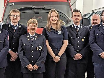Die Neugewählten bei der Feuerwehr Feuerthal (von links): Florian Schneider, Andreas Stein, Tanja Kovac-Kuchenbrod, Jonas Zink, Elvira Kuchenbrod, Julia Schwaderer. Markus Koch, Kreisbrandinspektor Thomas Eyrich, Justus Peter, Kreisbrandmeister El...