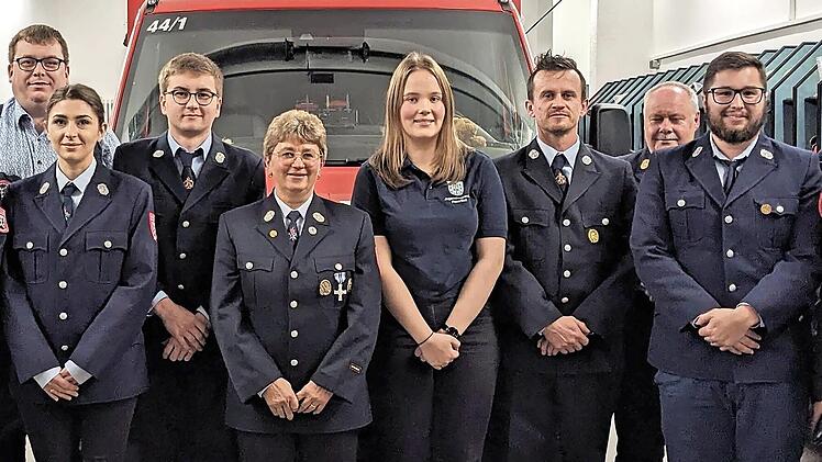 Die Neugewählten bei der Feuerwehr Feuerthal (von links): Florian Schneider, Andreas Stein, Tanja Kovac-Kuchenbrod, Jonas Zink, Elvira Kuchenbrod, Julia Schwaderer. Markus Koch, Kreisbrandinspektor Thomas Eyrich, Justus Peter, Kreisbrandmeister El...