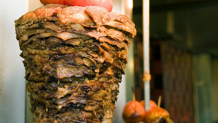 Authentischer griechischer Gyrosspieß in einer Taverne in Athen
