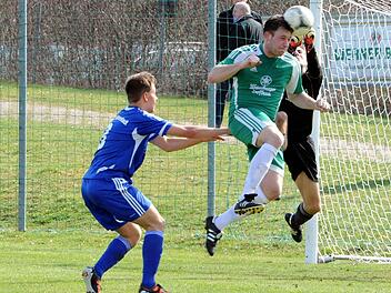 Der Münnerstädter Johannes Kanz (links) kommt zu spät, sein Keeper Johannes Wolf blockt mit den Fäusten den Kopfball des dreifachen Garitzer Torschützen Björn Schlereth. Foto: Hopf