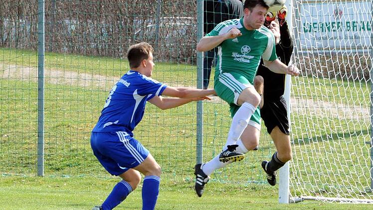 Der Münnerstädter Johannes Kanz (links) kommt zu spät, sein Keeper Johannes Wolf blockt mit den Fäusten den Kopfball des dreifachen Garitzer Torschützen Björn Schlereth. Foto: Hopf