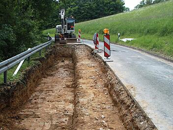 Mit einer Ampel wird der Verkehr an der Baustelle der Kreisstraße LIF 2 zwischen Kloster Banz und Weingarten geregelt. Hier hat sich ein Teil der Fahrbahn gesetzt. Im Hintergrund ist ein Stück der Banzer Klosterwiese zu sehen, auf der Anfang Juli die "Songs an einem Sommerabend" stattfinden werden. Sie ist vom Hangrutsch nicht betroffen. Fotos: Matthias Einwag