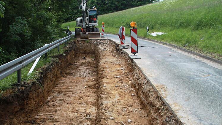Mit einer Ampel wird der Verkehr an der Baustelle der Kreisstraße LIF 2 zwischen Kloster Banz und Weingarten geregelt. Hier hat sich ein Teil der Fahrbahn gesetzt. Im Hintergrund ist ein Stück der Banzer Klosterwiese zu sehen, auf der Anfang Juli die "Songs an einem Sommerabend" stattfinden werden. Sie ist vom Hangrutsch nicht betroffen. Fotos: Matthias Einwag