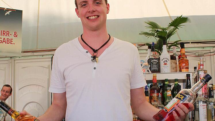 Barkeeper Sebastian Becker aus Fuchsstadt hat alles im Griff.