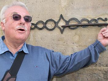 1000-mal vorbeigelaufen und doch noch nie bemerkt: Auch alteingesessene Kronacher staunten, als Gästeführer Helmut Zuber in der Gasse beim Historischen Rathaus das Bratwurstmaß erklärte. Fotos: Sonja Adam