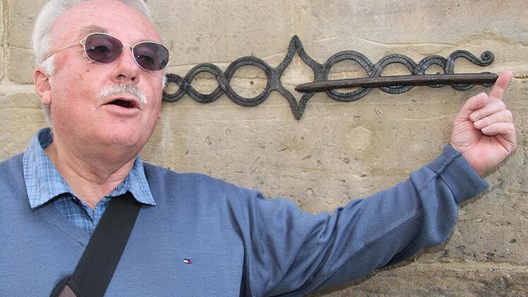 1000-mal vorbeigelaufen und doch noch nie bemerkt: Auch alteingesessene Kronacher staunten, als Gästeführer Helmut Zuber in der Gasse beim Historischen Rathaus das Bratwurstmaß erklärte. Fotos: Sonja Adam