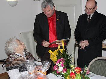 Nach 100 Jahren traf Frieda Gechter auf Bürgermeister Jürgen Hennemann und Landrat Wilhelm Schneider (im Bild von links(