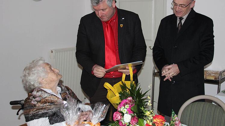 Nach 100 Jahren traf Frieda Gechter auf Bürgermeister Jürgen Hennemann und Landrat Wilhelm Schneider (im Bild von links(