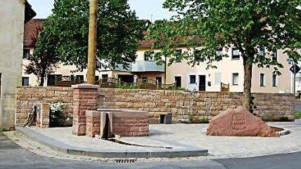 Der neue Dorfplatz um den Lindenbrunnen in Frankenbrunn  Foto: Straub