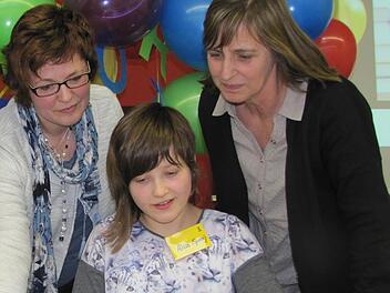 Mutter Kerstin Spaaij und Detuschlehrerin Sylvia Zrenner freuen sich über Alissas Sieg beim Kreisentscheid des Vorlesewettbewerbs. Foto: Martin Koch