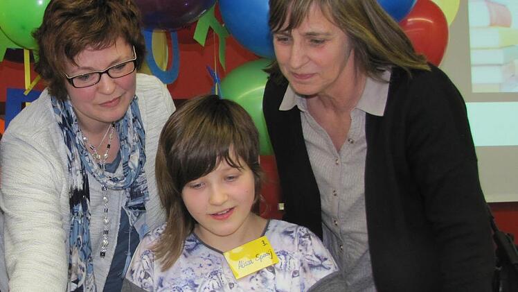 Mutter Kerstin Spaaij und Detuschlehrerin Sylvia Zrenner freuen sich über Alissas Sieg beim Kreisentscheid des Vorlesewettbewerbs. Foto: Martin Koch