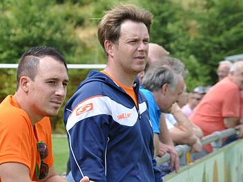 Seit 14 Monaten ist Christian Häusler (Mitte) Trainer beim ASV Kleintettau. Nach der Kreisliga-Meisterschaft peilt der gebürtige Erfurter mit dem ASV den Klassenerhalt in der Bezirksliga an. Foto: Herbert Kalb