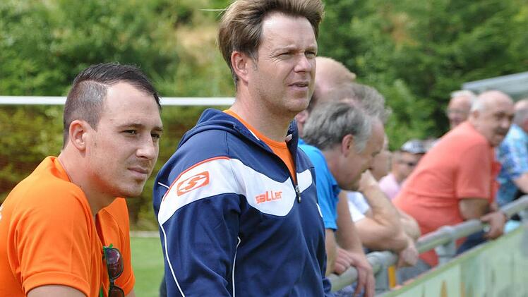 Seit 14 Monaten ist Christian Häusler (Mitte) Trainer beim ASV Kleintettau. Nach der Kreisliga-Meisterschaft peilt der gebürtige Erfurter mit dem ASV den Klassenerhalt in der Bezirksliga an. Foto: Herbert Kalb