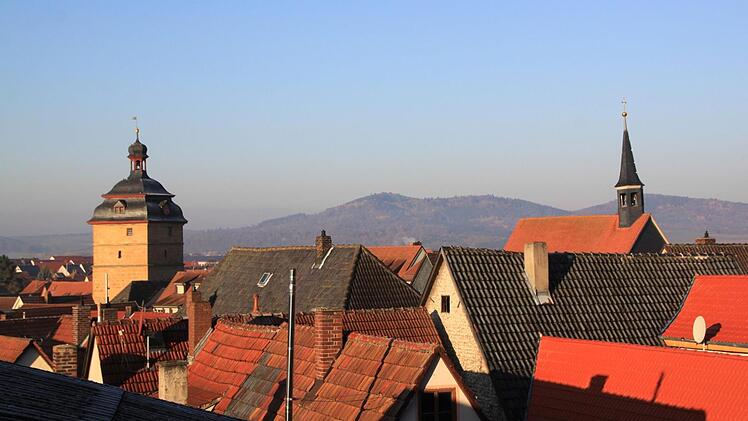 Blick vom Bären-Gelände auf den Stadtturm und die Annakapelle. Im Hintergrund die Eierberge. Foto: Matthias Einwag